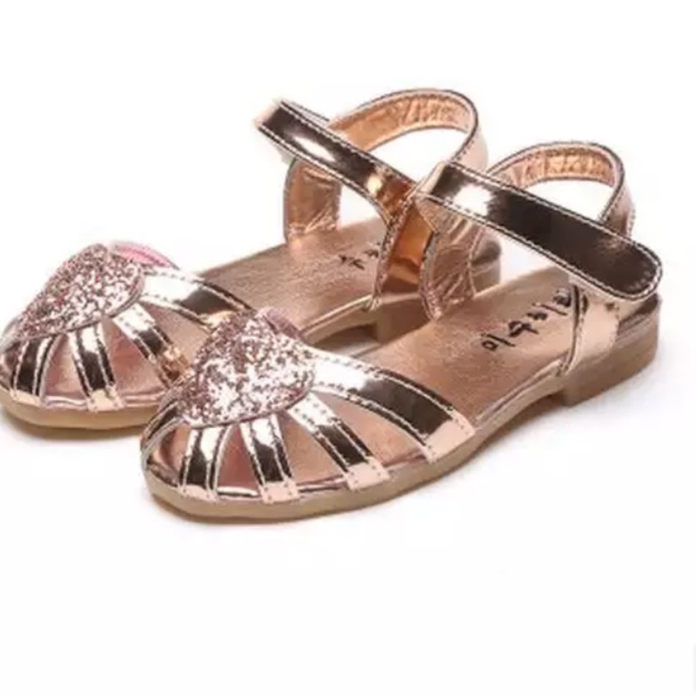 🔸Strappy sandals 👡